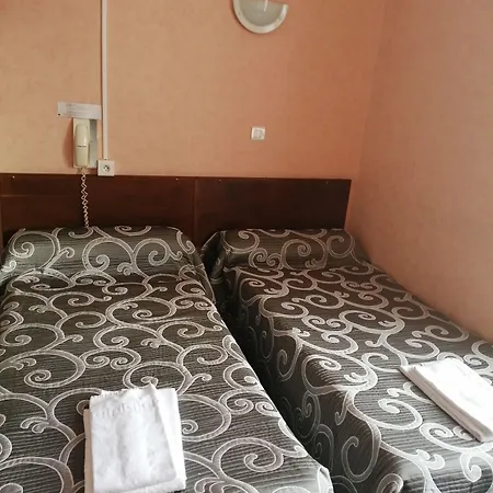 Saint Avit Готель